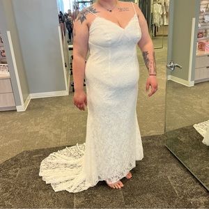 Lace wedding dress